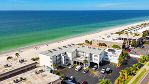 Un hotel frente al mar con estacionamiento, acceso a la playa y vistas al océano.