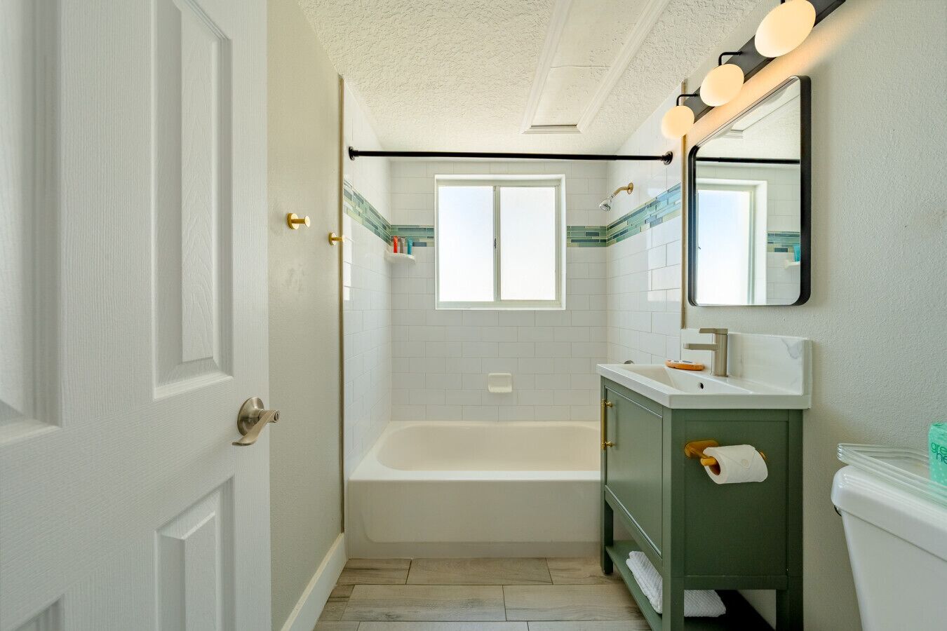 Regadera, secadora de cabello, toallas, jabón 