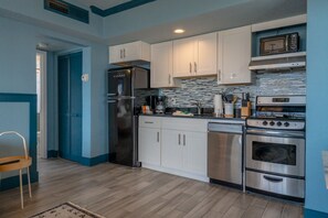 Jääkaappi, mikroaaltouuni, uuni, astianpesukone