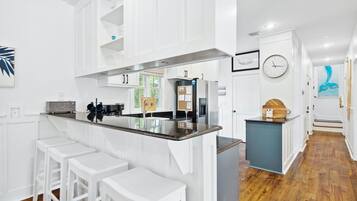 Maison, 3 chambres (Suite Escape) | Cuisine privée | Grand réfrigérateur, micro-ondes, four, plaque de cuisson