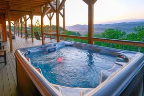 Outdoor spa tub - New Putting Green and Bball! Enjoy Fire Pit, 2x Appliances, Theater, Game Rm and EV (Sevierville)