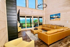 Smart TV, fireplace, video games, DVD player - New Build Mimosa Sunrise with Xmas Tree, Fire Pit, 2x Appliances, Theater and EV (Sevierville)