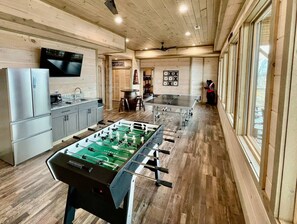 Game room - New Build Mimosa Sunrise with Xmas Tree, Fire Pit, 2x Appliances, Theater and EV (Sevierville)
