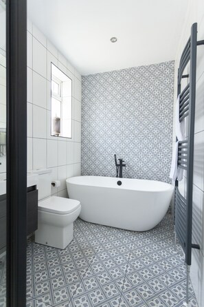 Shower, towels - Sunbeam and Sundance Cosy House (whitstable)