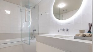 Haartrockner, Handtücher, Seife, Shampoo