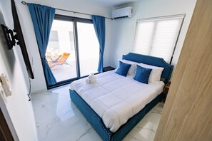 مكتب ومكواة/لوح كي وواي فاي وملاءات أسرّة