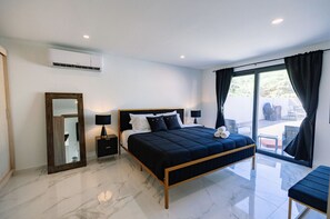 مكتب ومكواة/لوح كي وواي فاي وملاءات أسرّة