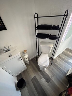 シャワー、ヘアドライヤー、タオル、石鹸