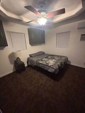 Työpöytä, Wi-Fi, vuodevaatteet