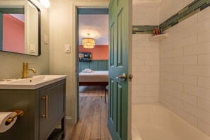 Douche, séchoir à cheveux, serviettes fournies