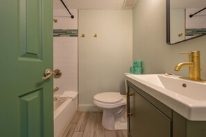 Shower, hair dryer, towels - Studio On The Beach - Heated Pool - Self Check-in (Belleair Beach)