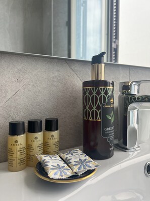 1 makuuhuone, työpöytä, äänieristys, silitysrauta/-lauta