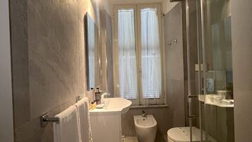 Standard Room | 1 bedroom, desk, soundproofing, iron/ironing board