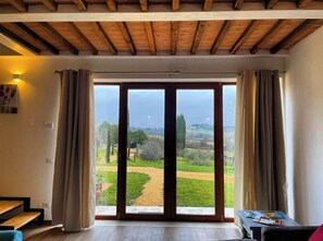 Apartment, 2 Schlafzimmer, Klimaanlage, Gartenblick | Wohnbereich | 32-Zoll-Smart-TV mit Satellitenempfang, Fernseher, Netflix