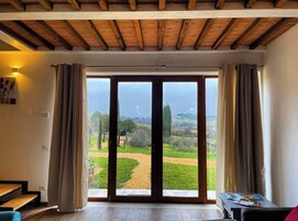 Appartamento, 2 camere da letto, aria condizionata, vista giardino | Area soggiorno | Smart TV 32 pollici con canali satellitari, TV, Netflix