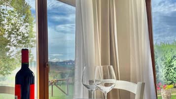 Departamento, 1 habitación, aire acondicionado, vista al jardín | Cocina privada | Refrigerador, microondas, horno y parrilla de estufa