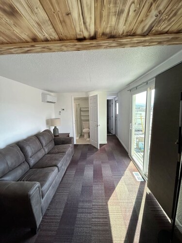 Private house.  1 bed 1 bath full kitchen.  Remote location very private