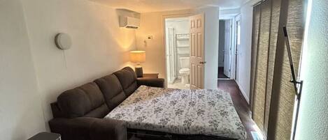 Tallelokero huoneessa, silitysrauta/-lauta, ilmainen Wi-Fi