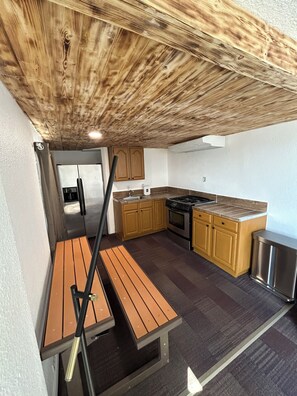 Serviettes en papier, tables à manger