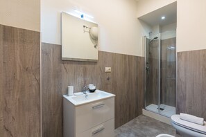 Douche, sèche-cheveux, bidet, serviettes fournies