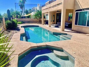 Una piscina al aire libre, una piscina climatizada