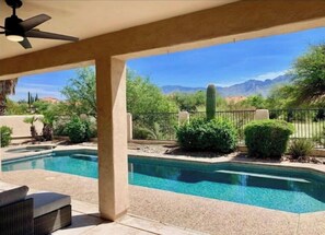 Una piscina al aire libre, una piscina climatizada