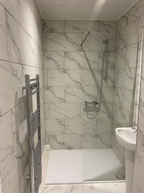 Douche, serviettes fournies, savon, papier toilette
