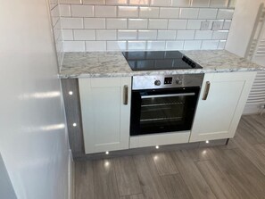 Fridge, microwave, oven, stovetop - NEW DAY PROPERTIES-Coastal Retreat-next to beach (South Shields)
