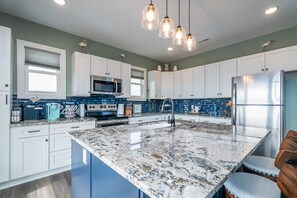 Private kitchen - Ocean Views, Brand NEW, < 2-minute walk to Beach, Great Location! (Oak Island)