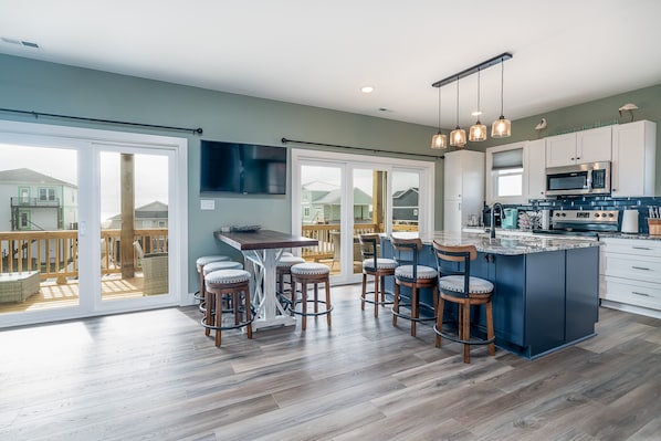 Private kitchen - Ocean Views, Brand NEW, < 2-minute walk to Beach, Great Location! (Oak Island)