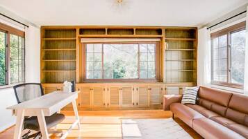 Smart-tv, pejs, bordfodbold, bordtennisbord