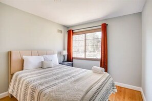 6 bedrooms, desk, iron/ironing board, WiFi