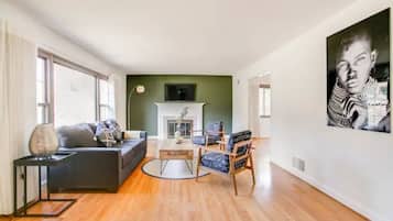 Älytelevisio, takka, pöytäjalkapallopöytä, pöytätennispöytä