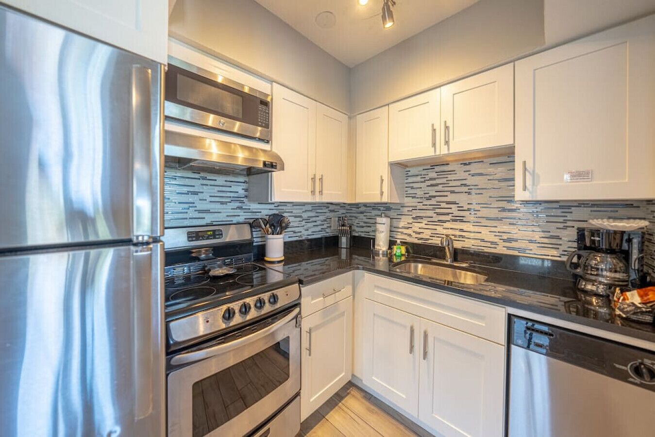 Een koelkast, een koffiezetapparaat/waterkoker