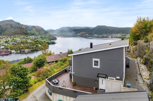 Modern apartment with fantastic mountain and fjord views!
