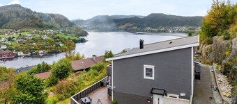 Modern apartment with fantastic mountain and fjord  views!