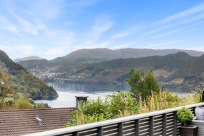 Property grounds - Modern apartment with fantastic mountain and fjord views! (Valestrandsfossen)