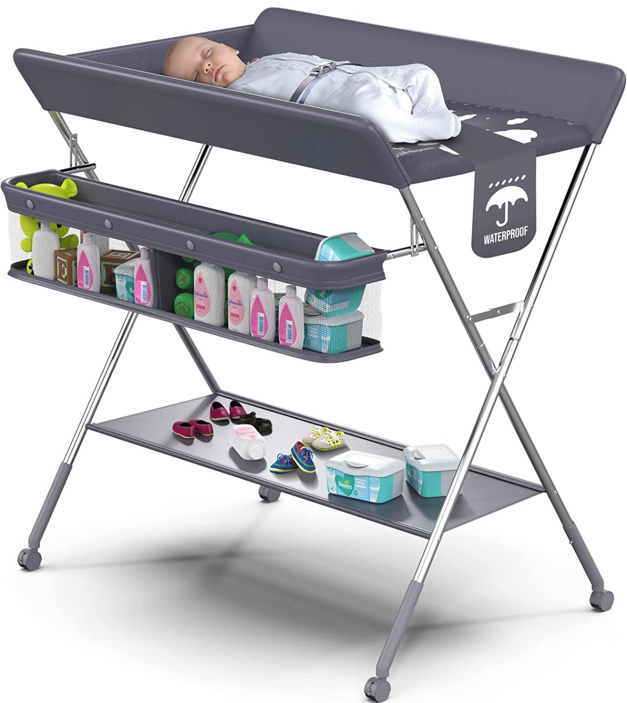 Un espace pour changer les bébés, avec un bébé allongé sur une table à langer, une étagère contenant des produits pour bébés et une étagère inférieure avec des chaussures de bébé et un sac à couches.