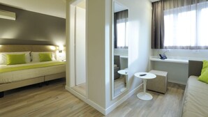 A modern hotel room with a bed, bedside table, and a large mirror. - Hotel Concordia (Loano)