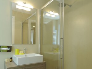 Superior Double or Twin Room | Bathroom | Shower, rainfall showerhead, free toiletries, hair dryer - Hotel Concordia (Loano)