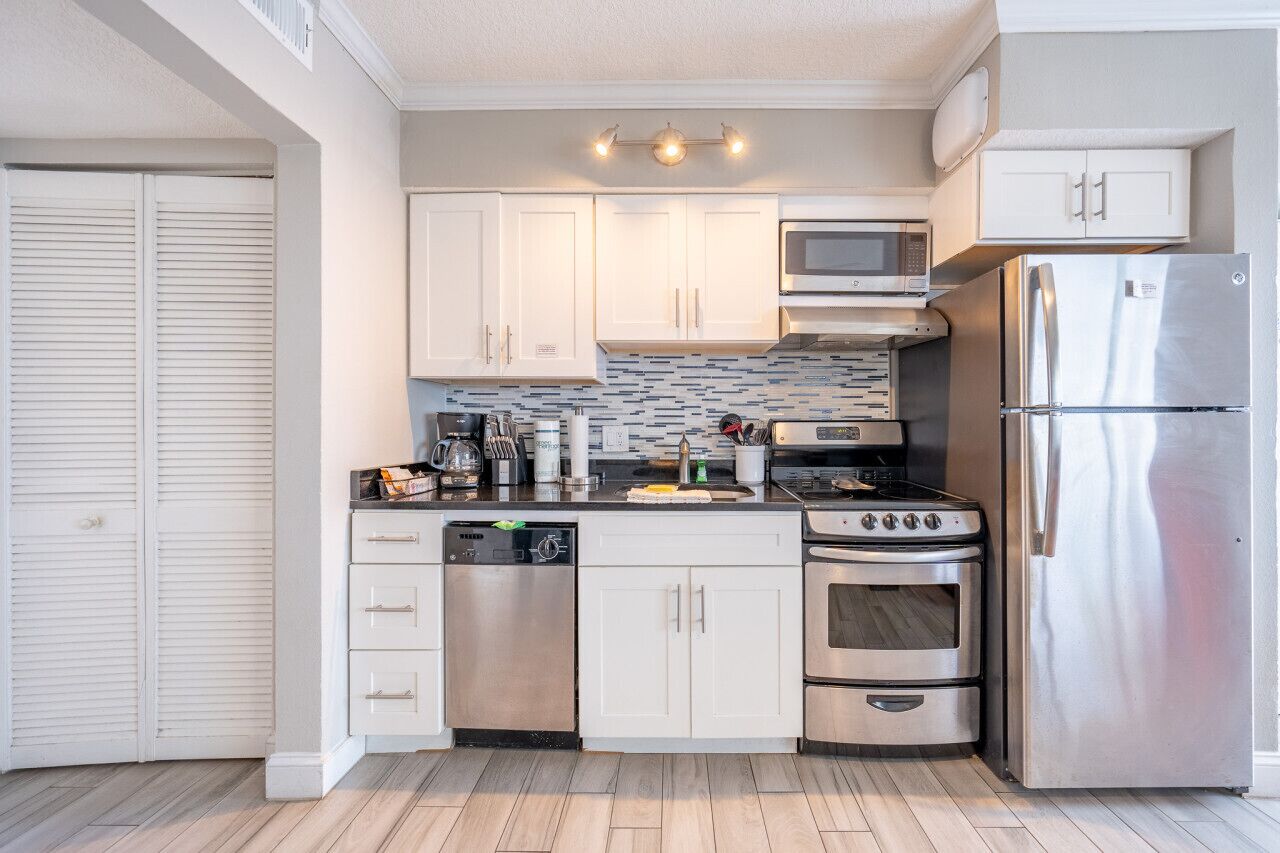 Refrigerador, microondas, horno y lavavajillas 