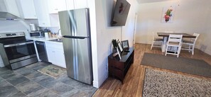 Réfrigérateur, four à micro-ondes, un four, surface de cuisson