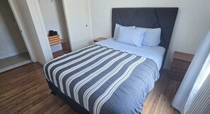 3 عدّة غرف نوم ومكواة/لوح كي وواي فاي مجانًا وملاءات أسرّة