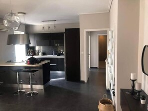 Televisión LED, chimenea, consola de videojuegos, Netflix