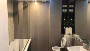 Apartamento executivo | Banheiro | Banheira e chuveiro separados, banheira de hidromassagem