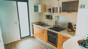 Kühlschrank, Ofen, Herdplatte, Wasserkocher mit Kaffee-/Teezubehör