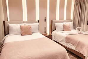 2 bedrooms, in-room safe, desk, blackout drapes