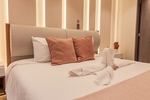 2 bedrooms, in-room safe, desk, blackout drapes
