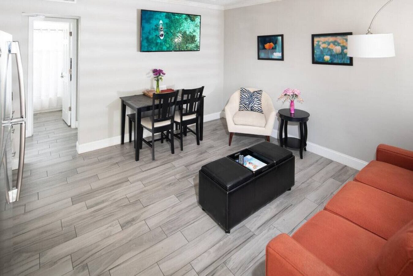 Televisión y oficina 