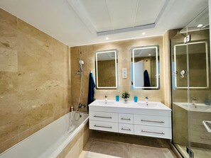 Een douche, een haardroger, handdoeken